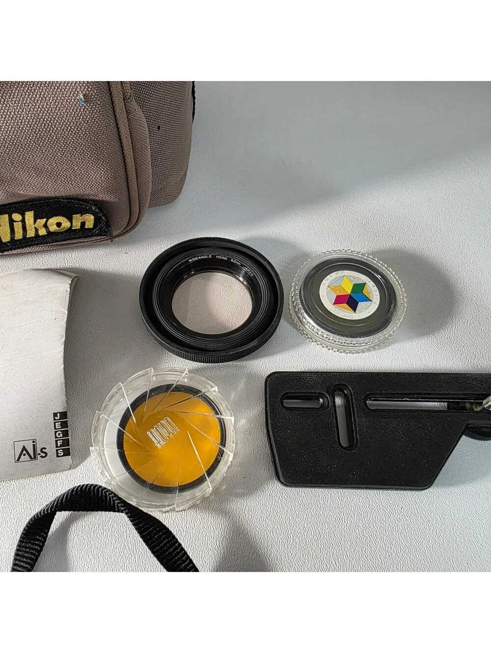 Nikon N2000 35mm Film Camera w/ Nikon Nikkor 35-105mm f3.5-4.5 Zoom Lens Bundle